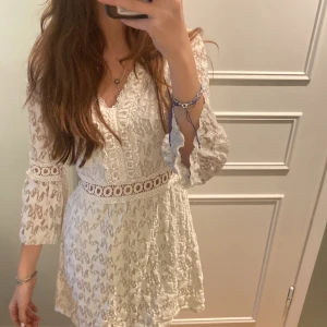 Skärning vit sommar klänning!! - Jätte fin vit kort klänning med vit skärnigt mönster på. Perfekt till studenten, skolavslutning eller bara en fin sommar dag! Den är i perfekt skick. Det står inte storlek eller märke, men uppskattar att det är ungefär en xs/s🥰🥰