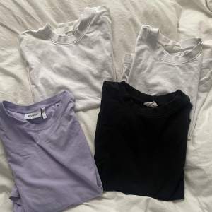 4 olika t-shirts 🤩 de vita och svarta är från Gina tricot och deras basicslly basics, den lila är från weekday 💖 skriv om ni undrar något eller vill ha fler bilder!