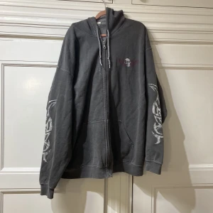 Skitsnygg y2k zip up hoodie med design - As frän hoodie från Urban Outfitters med design fram och bakom samt ärmar. Använd en del men i väldigt bra skick 9/10 Passar från allt mellan S och L Väldigt skön men säljer pga tröttnat