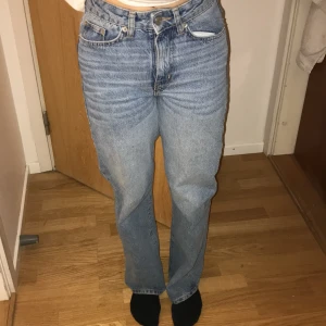 Blåa jeans - Jeans i fint skick, säljer för dom blivit för små