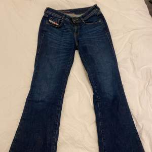 Disel jeans nästan som nya 💓 storlek 25/32 och köpta från carlings i februari 😇 de är lågmidjade ! Nypris 1599!