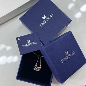 Halsband  - Äkta Swarovski halsband. Jätte fin halsband som passar med allt.  Köpte den för 1500kr från Zalando, helt ny använd tre gånger bara.  För mer information kontakta mig.