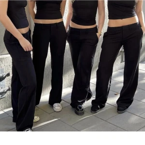 Alobha kostymbyxor - Lågmidjade kostymbyxor från Alobha, uppsydda av tidigare ägare (därav för korta för mig) så passar någon runt 160cm💕