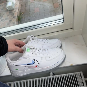 Nike air force 1 - Säljer dessa Nike Air Force 1 som är köpta på footlocker i Malmö. Använda endast 1 gång för dem var för stora på mig. Köptes för 1249kr men jag säljer dem för 900kr. Kan gå ner i pris vid snabb och smidig affär. Storlek 40 men passar en 39 också. 