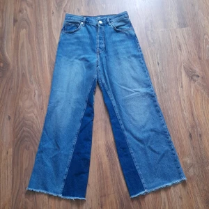Jeans - Blåa Jeans märke never denim storlek s