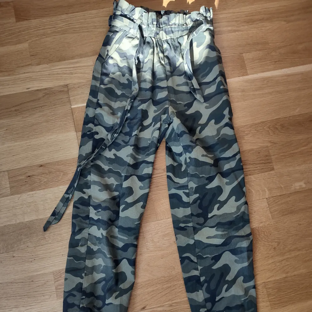 Kamouflage byxor som är stretchig vid midjan och längst ner. Jättecoola och jättesnygga byxor.. Jeans & Byxor.