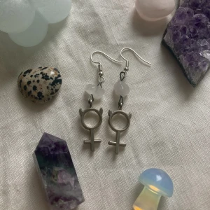 Handgjorda örhängen💞 - Handgjorda örhängen som är nickelfria och gjorda med äkta rosenkvarts. Frakten är 15kr💘