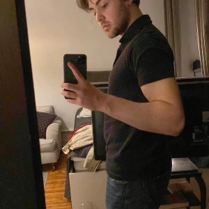 Grå piké med go passform - Märke är 8848 och denna tröjan är perfekt för den som styrketränar och letar efter en tröja med snygg passform. Denna tröjan får armarna att se riktigt bra ut. Nypris 449.