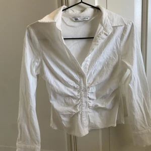 Skjorta från Zara - Jättefin skjorta från Zara men är liten på mig. Den är i bra skick och är i storlek XS. 