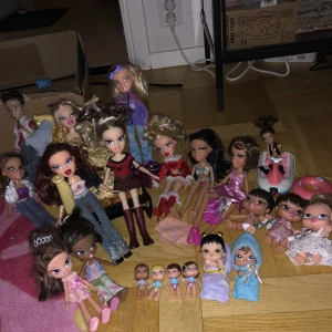20st blandade äkta bratz - Bratz i alla storlekar  Äkta Med en säng  Liten vattenskoter Och tillbehör  Säkert över 13år gamla men i väldigt bra skick för det😇💖 (Några kläder är sålda och en docka på bilden men är 20st nu)