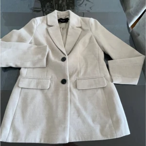 Kavaj jacka - Ändast testad! En dam kavaj kofta från vero moda storlek S skriv för mer bilder. beige/vit