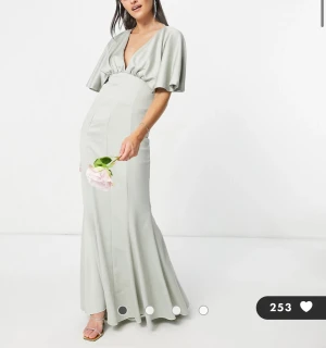Balklänning  - Oanvänd balklänning från Asos. Säljer då jag beatällde flera. Perfekt för studentbal / bal nu i vår! Passar mig som är 170cm. Originalpris 969kr