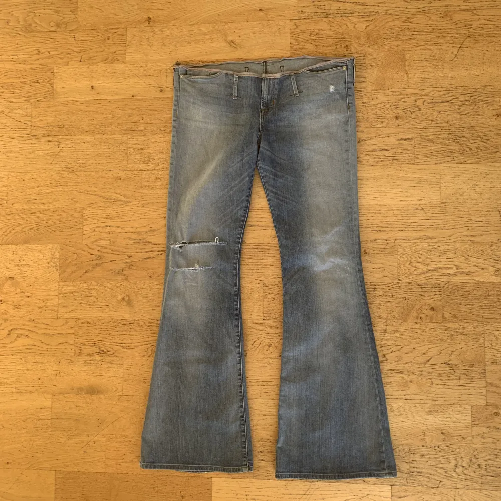 Lågmidjade jeans i flare-modell från Hudson! Jättefina, men lite stora på mig! MÅTT: midja 95 cm, innerben 87 cm, jag är 177 cm lång❣️. Jeans & Byxor.