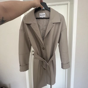 Beige skinnkappa - Beige skinnkappa från na-kd✨ Köpt på en popup i Gbg för några år sedan, man knappt använd🌸
