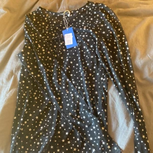 Meshad Topp från Zara  - Säljer nu min extremt fina messhade topp från Zara. Den är jättefin över ett linne då den är väldigt genomskinlig ( som den ska vara ). Aldrig använts efter jag köpte den på Sellpy. Säljer då den har blivit för liten. Storlek L men sitter som en M/L🩷