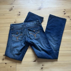 Bootcut jeans - Säljer dessa snygga bootcut jeansen! Jeansen är i fin sick! Innerbenslängd: 82cm midjemått: 81 cm. Jag är 167cm lång❤️