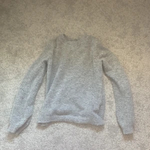 Grå stickad tröja - I jätte fint skick! Säljer för att den inte andvänds. Inte stickig. 