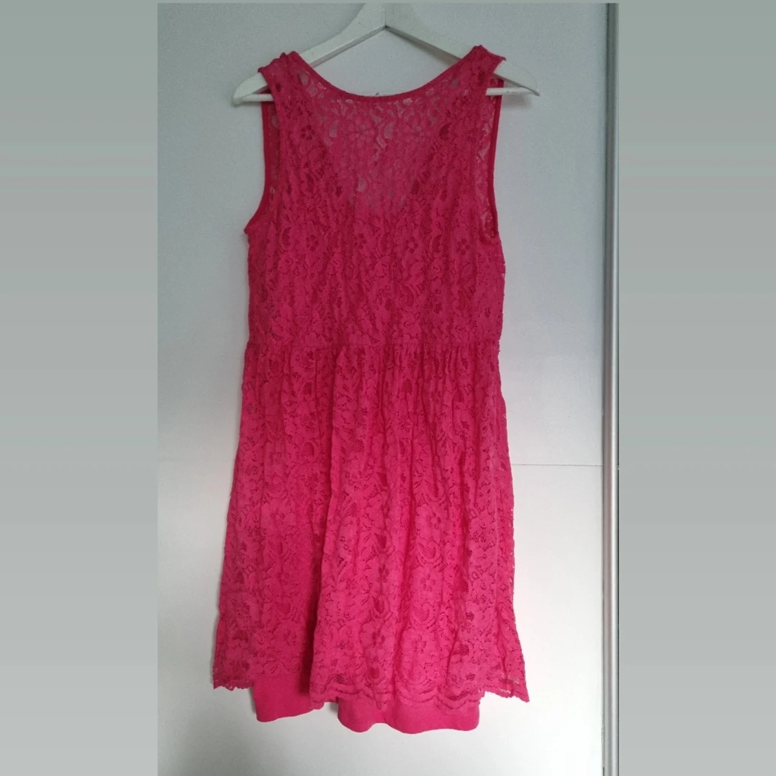 Rosa spetsklänning 