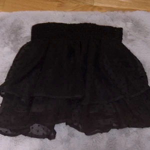 Kjol - Säljer denna svarta volangkjolen från Shein💕