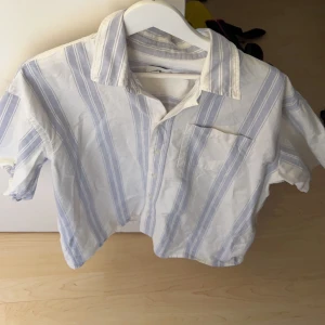  oversize skjorta - säljar nu min oversize skjorta då den är för liten, använd fåtal gånger skick 9/10 storlek M kan mötas upp eller frakta vid mer frågor är de bara att fråga 