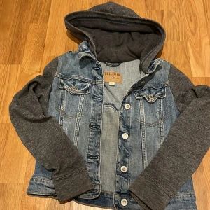 Jeansjacka/Hoodie Hollister - Jeansjacka med huva från Hollister.  Storlek xs