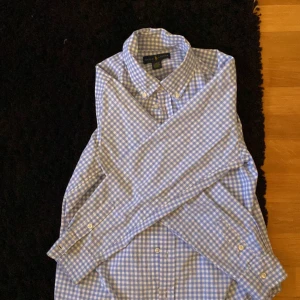 Ralph lauren skjorta - Ljus blå och vit rutig Ralph lauren skjorta. 100% bomull. Bra skick 