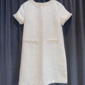 Tweedklänning - Vit tweedklänning , helt ny