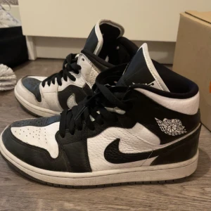 Air Jordan 1 Mid SE EDGE - Strl:40 Knappt använda  Säljer min väns jordans. Pris kan diskuteras :) 