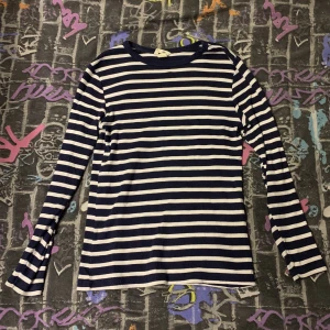 Långärmad randig tröja - Använd 1 gång och köpt från hm för 199kr || Köparen står för frakt ||