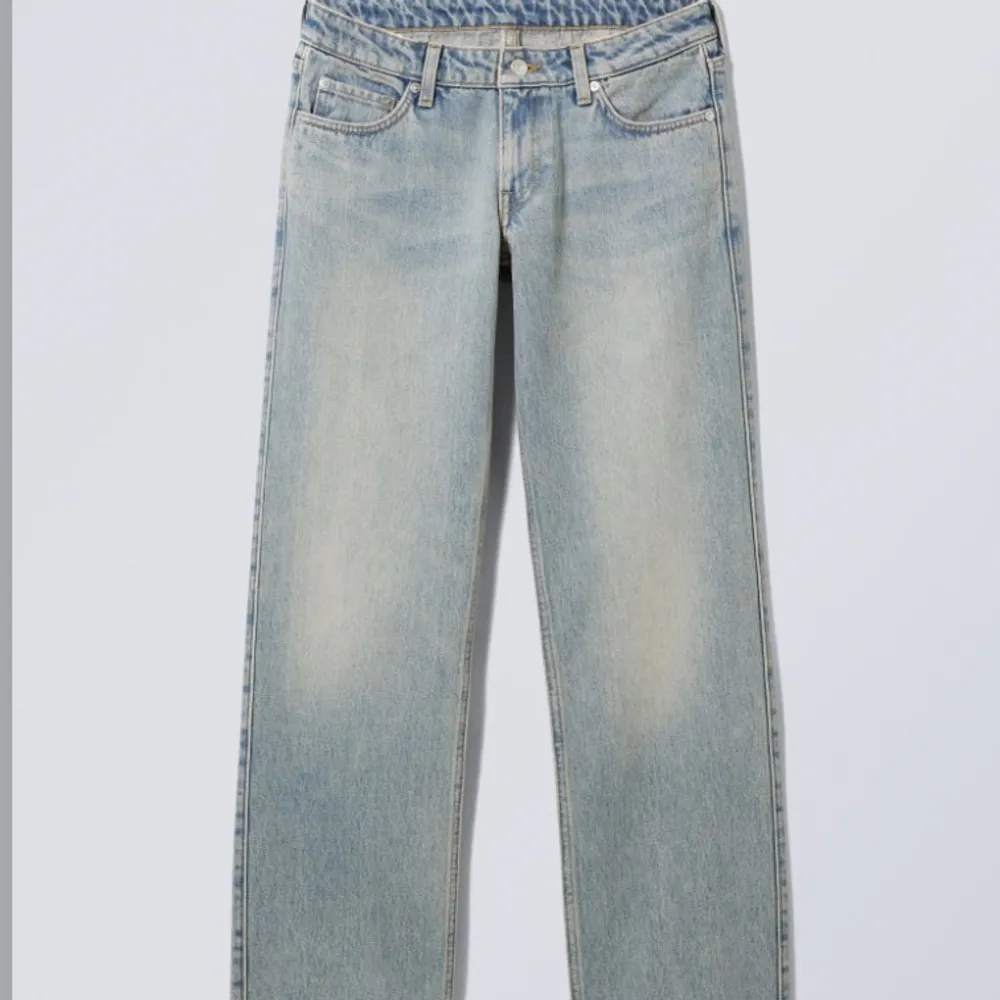 Lågmidjade jeans från weekday, använda få gånger. Såäljer de dem blivit för små. Jeans & Byxor.