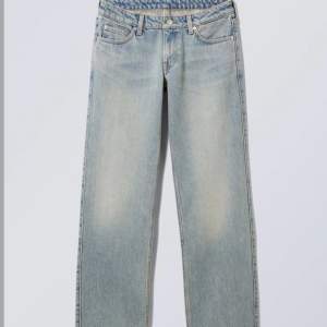 Lågmidjade jeans från weekday, använda få gånger. Såäljer de dem blivit för små