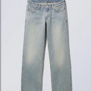Arrow low straight  - Lågmidjade jeans från weekday, använda få gånger. Såäljer de dem blivit för små