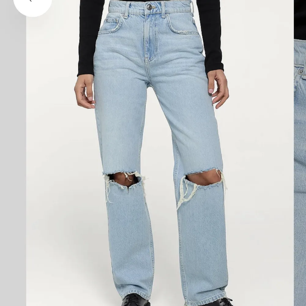 Gina tricot straight jeans med hål i knäna stl 34/xs. Aldrig använda. Original pris 599kr . Jeans & Byxor.