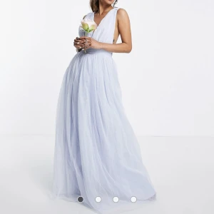 Balklänning  - En helt perfekt balklänning, ljusblå färg med tyll tyg och en öppen rygg. Endast använd 1 gång Skriv privat för fler bilder!