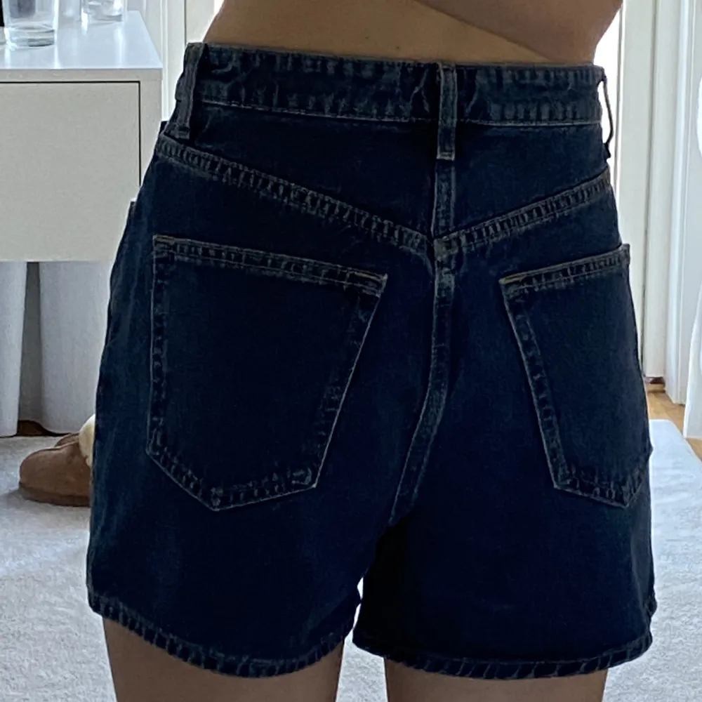 Snygga jeans shorts (färgen blev lite mörkare i kameran) nyskick från H&M storlek 34. Säljer då de är lite stora på mig och kommer inte användning 😊 Hör av er vid fler frågor!. Shorts.