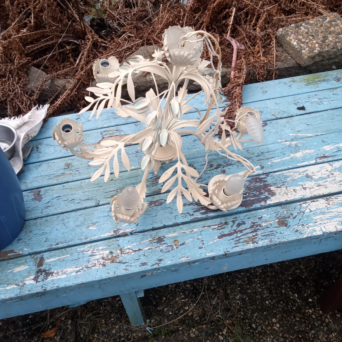 Vit lampkrona med sex armar mönstrad .