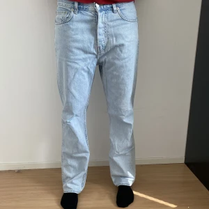 Weekday Space Relaxed Jeans  - runt 2 år gamla, inte använd dom på väldigt länge pga att dom blivit för små. bra skick, nån enstaka fläck längst ner på benet, går säkert att tvätta bort ;)