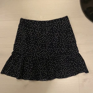 Kjol - En helt oanvänd marinblå kjol. Finns en dragkedja vid sidan. Säljer då den är lite liten för mig.