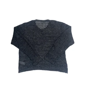 Virkad tröja - Sååå fin tröja köpt second hand. Jag är i storlek S och den sitter jättefint på mig! Passar också XS och M beroende på hur man vill att den ska sitta.💕