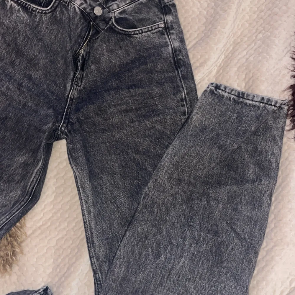 Sjukt snyggt tvättade gråa jeans i highrise storlek 34. Använda ett fåtal gånger. . Jeans & Byxor.