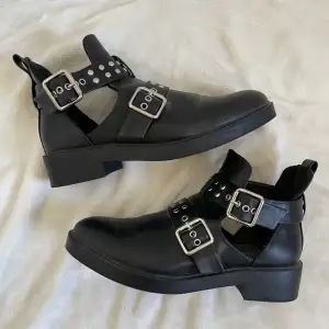 Svarta skor från H&M (frakt tillkommer).