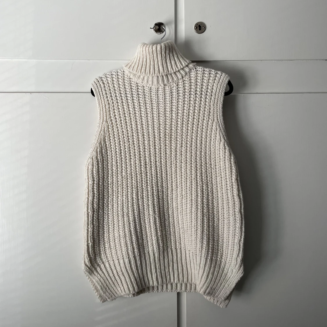 Stickad väst med krage