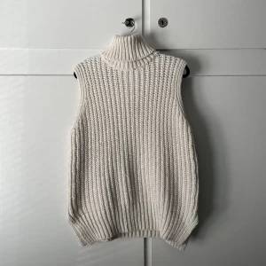 Stickad väst med krage - Stickad väst med krage! Använd endast ett fåtal gånger. Säljer då den inte kommer till användning. FRAKT tillkommer! 💞