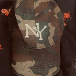 NY keps i kamouflage  - Knappt använd keps från NY - statewear.. Går att ändra storlek 