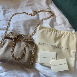 Stella McCartney väska - INTRESSKOLL! På min Stella McCartney väska i modellen falabella Tiny. Vill byta mot en svart med guldiga kedjor i samma storlek och i väldigt bra skick då min är hyftsat ny!