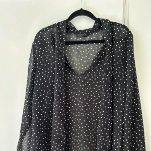 Blus från Rut & Circle - Svart-prickig blus från Rut&Circle med knytband vid kragen i storlek S.  Köparen står för frakten.