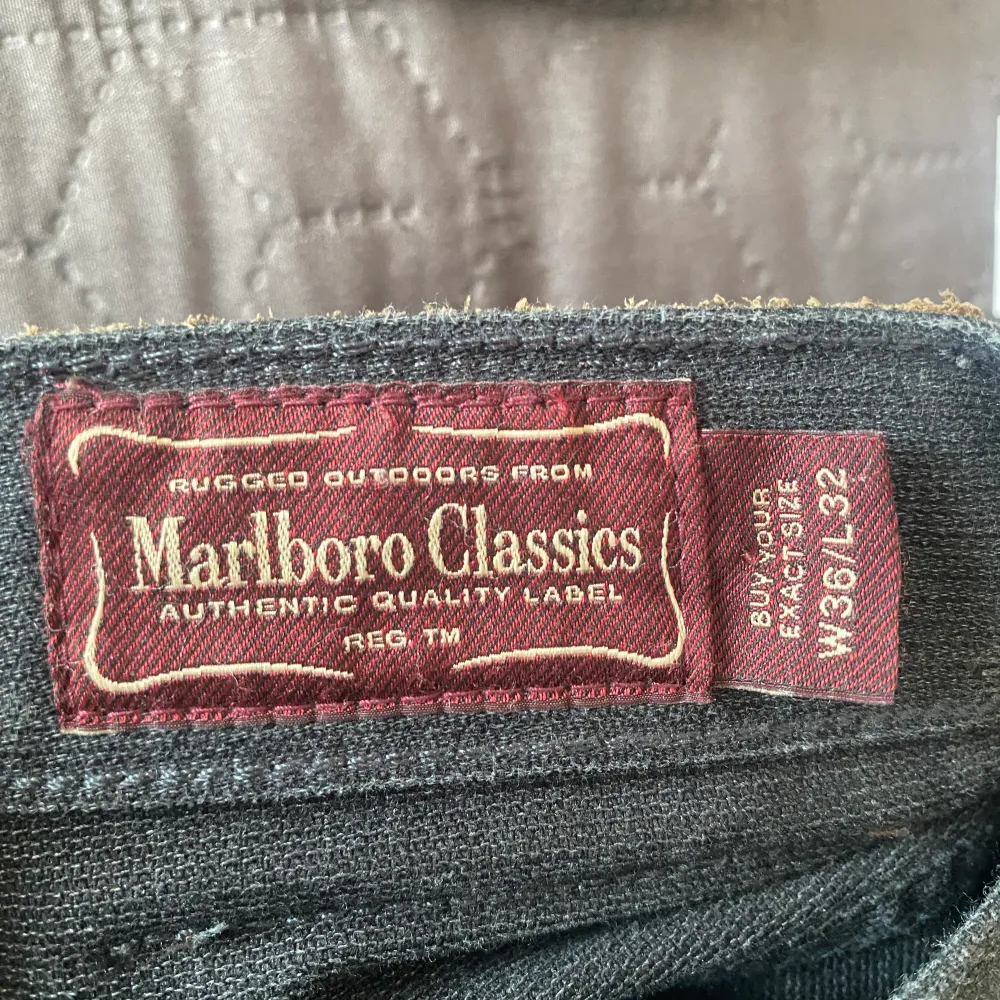 Säljer ett par feta svarta vintage Marlboro jeans. Storlek 36x32 och i utmärkt skick för sin ålder. Bjuder på spårbar frakt!!. Jeans & Byxor.
