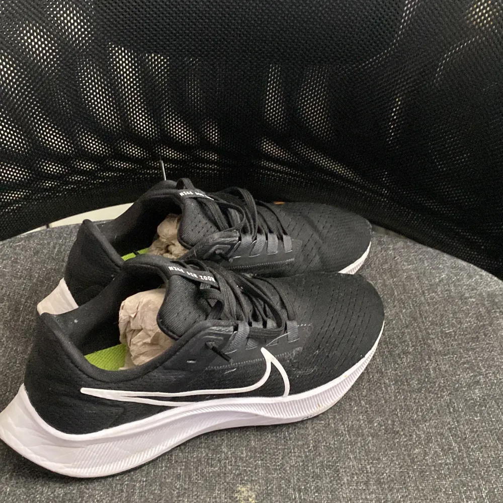 Säljer dessa riktig bra Nike Löpskor pga att de blivit för små på mina fötter. Har använt dom i cirka ett halv år på gymmet och de kommer i Bra Skick. DM elr skriv ifall intresserad av att köpa dessa skor🔥. Skor.