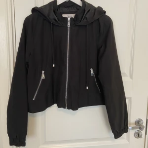 Tunn vårjacka  - Fin tunn vårjacka från pull&bear, använd några få gånger 🖤