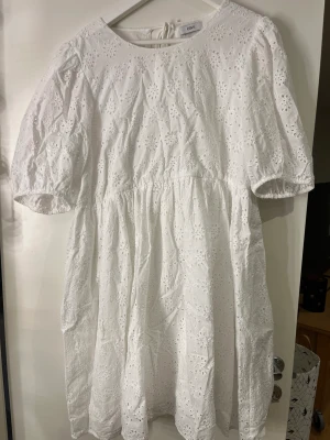 Vit sommarklänning  - Vit söt sommarklänning. Frakt i går i priset🥰